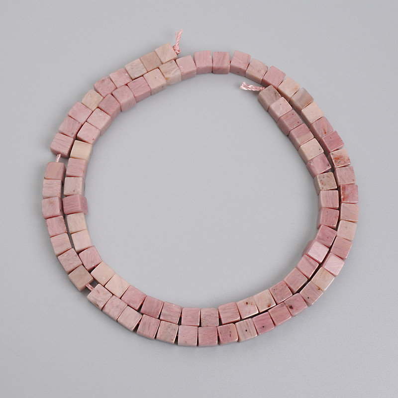 Koraliki z rodonitu w kształcie kostek, średnica 4,5×4,5 mm, na nici, długość 38 cm+