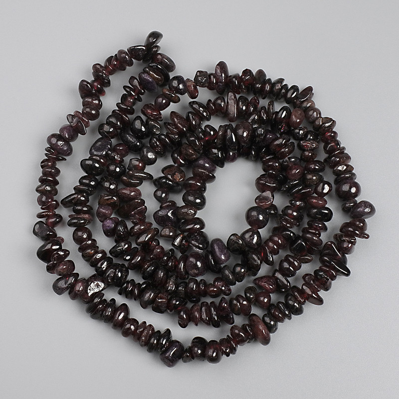 Koraliki granatu – drobiny granatu, średnica 7–11 × 2–5 mm, długość 78 cm ±, na nici