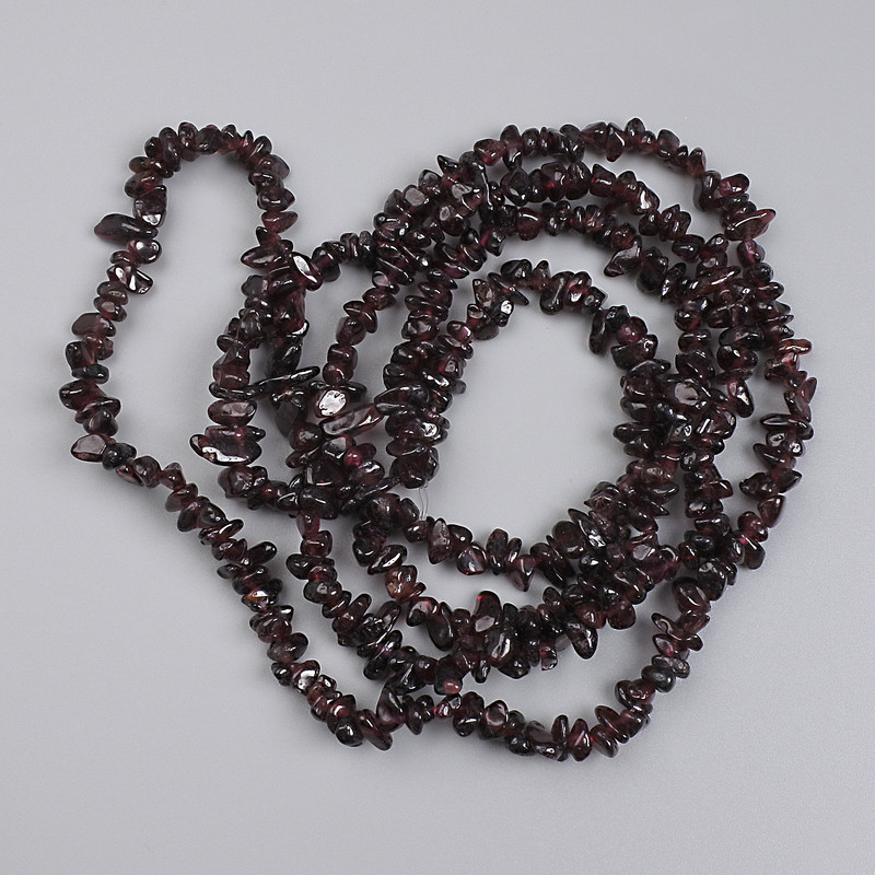 Koraliki granatu drobnoziarniste, średnica 4-6×2-3 mm, długość 78 cm na nitce
