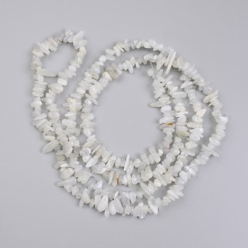 Koraliki adularu – drobinki, średnica 4–10×2–4 mm, długość 78 cm – na żyłce