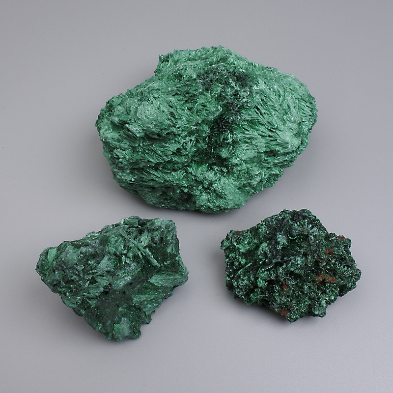 Minerał malachit pamiątkowy z włóknisto-promienistą strukturą o wymiarach 85×65×50 mm (różne rozmiary) (Cena za 100 g)