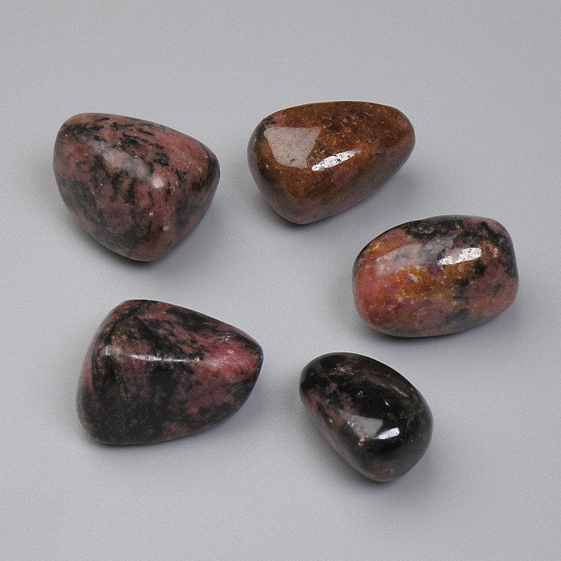 Rodonit galetowy – naturalny kamień, obrobione samorodki bez otworu 16–20×14–18 mm +/- – asortyment rozmiarów (za 100 g +/-)
