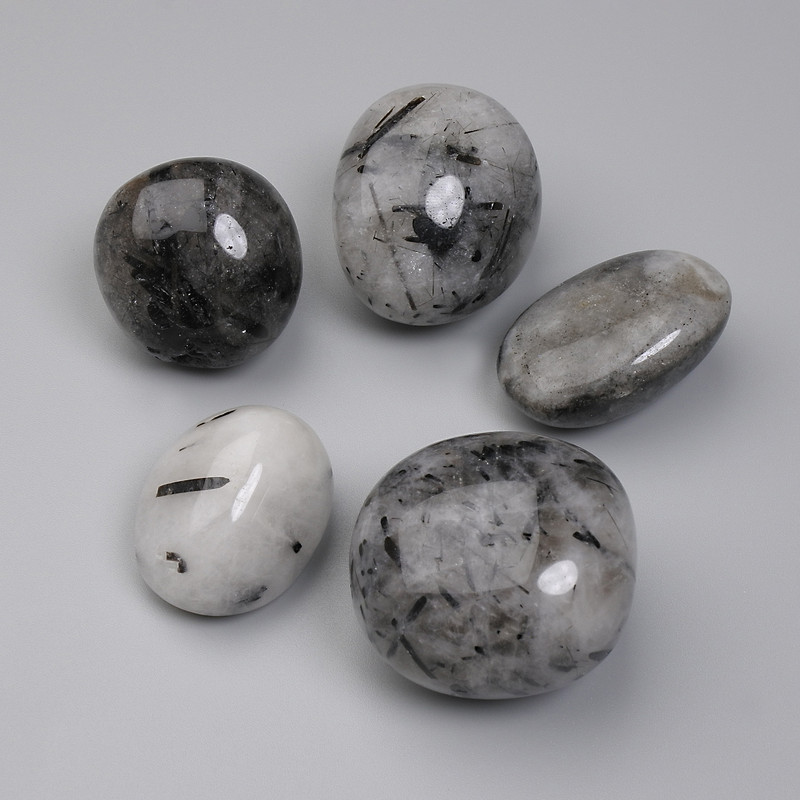 Kwarc rutenowy Włosatyk – obrobione samorodki bez otworu, 27–32×24 mm +/-, asortyment rozmiarów (dla 100 g +/-)