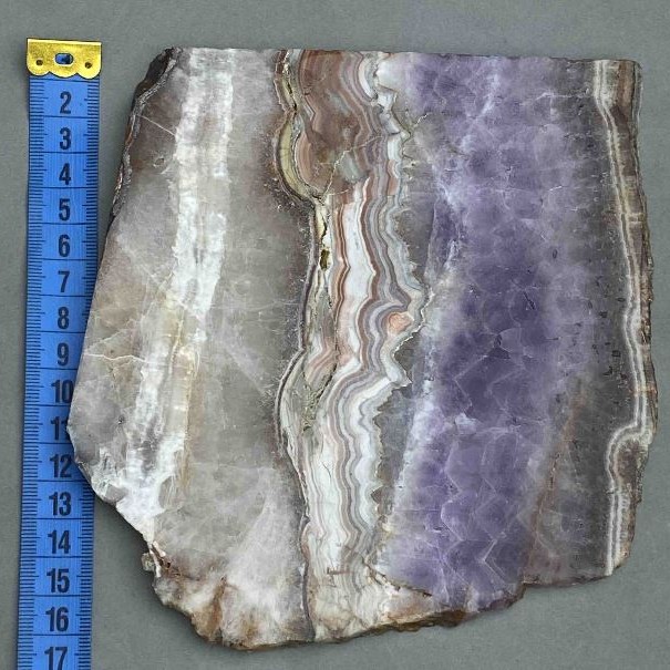 Pamiątkowa płytka z naturalnego kamienia – ametyst z agatem 16×15,5×1 cm ± (waga 556 g)