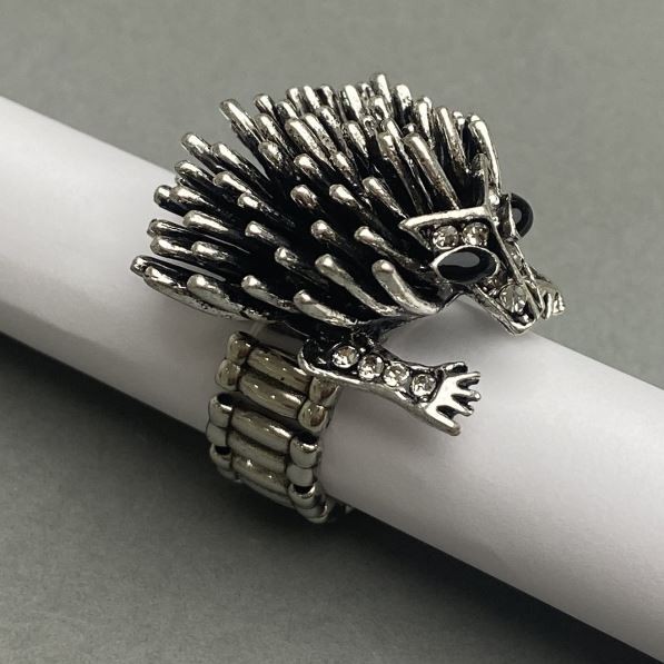 Pierścionek Jeżyk Sonic 30x33x17 mm ± białe i czarne kryształy, srebrzysty metal na gumce, łącznik 10x5 mm+