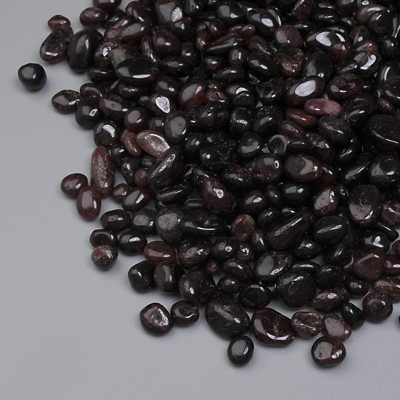 Naturalny kamień granatu drobiny bez otworu 3-10×3-6 mm ± (za 100 g ±)