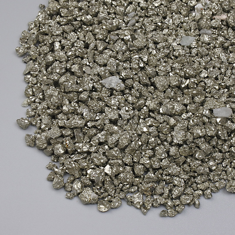 Naturalny kamień pirytu – drobiny bez otworu 1–9×1–5 mm ± (za 100 g ±)