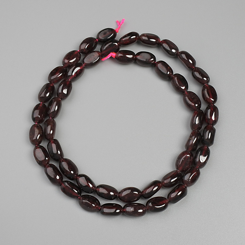 Koraliki granatu fasetowane, średnica około 8 mm, na nici, długość 39 cm+