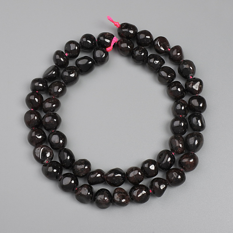 Koraliki granatu fasetowane, średnica 8–8,5×8 mm ±, na nici, długość 40 cm+
