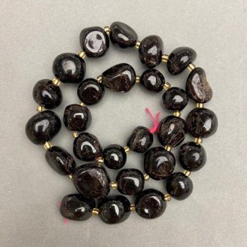 Koraliki granatu fasetowane na nitce, średnica 11–16×10–15 mm, + biser 3 mm, długość około 41 cm