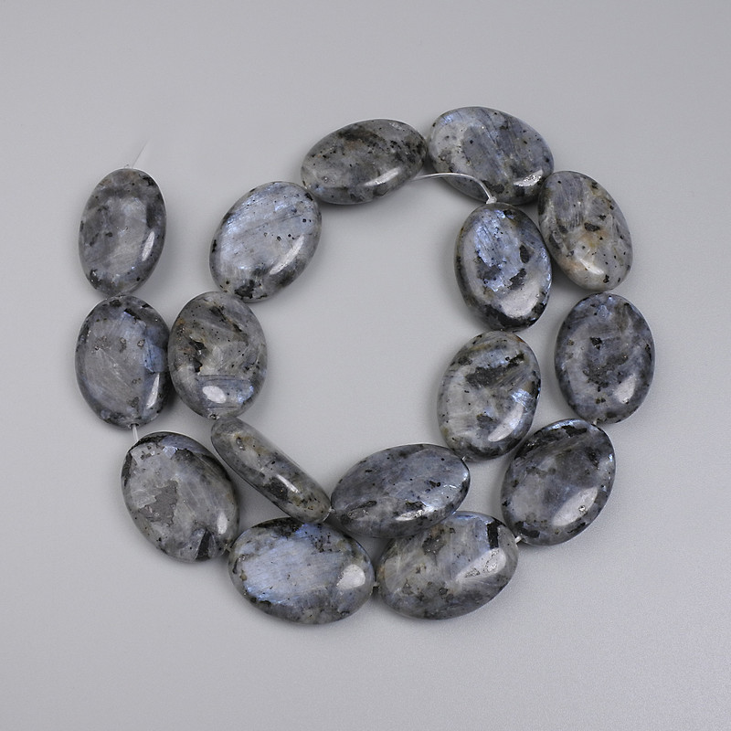 Koraliki z labradorytu w kształcie owalnym, średnica 25×18 mm ±, na żyłce, długość 39 cm+