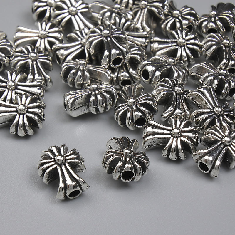 Koralik-wstawka w kształcie krzyża, kolor metalu srebrny, średnica 8,5×7 mm, otwór ok. 2,2 mm, opakowanie 20 g (~30 szt.)