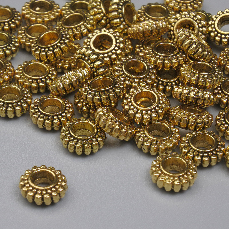 Złota koralika-wkładka, kolor metalu: złoto, średnica 7×3 mm, otwór ok. 2,8 mm, opakowanie 20 g (~41 szt.)