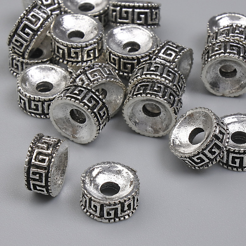 Koralik-wkładka w kolorze metalu srebrnym, średnica 8×4 mm, otwór Ø ~2,3 mm, opakowanie 20 g (~22 szt.)