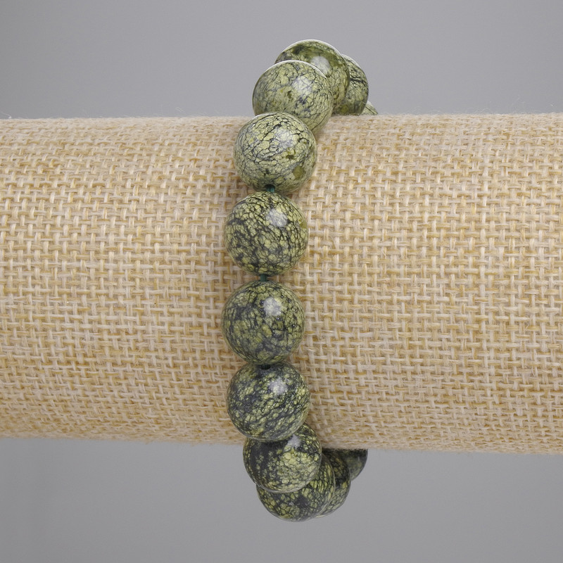 Bransoletka z serpentynu — gładkie kuleczki o średnicy około 12 mm, długość około 18 cm, elastyczna