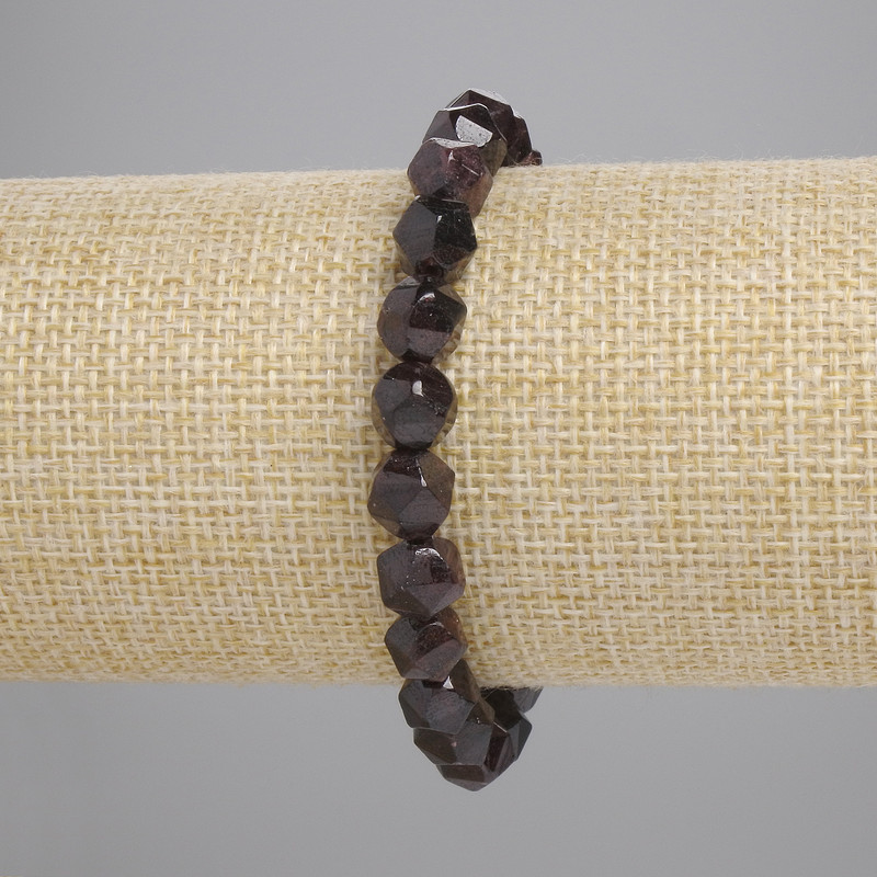 Bransoletka z granatu fasetowanego, średnica około 7,5×7 mm, długość około 18 cm, elastyczna