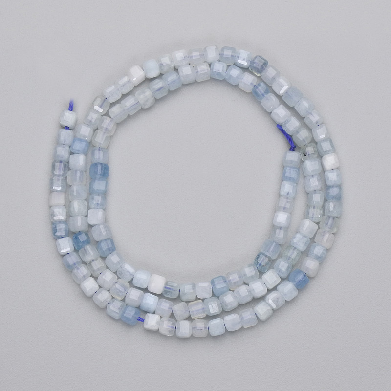 Koraliki z akwamarynu, szlifowane w kształcie sześcianów, średnica 3×3 mm ±, na nitce, długość 39 cm+
