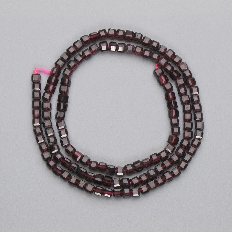 Koraliki granatu fasetowane w kształcie sześcianu, średnica 3×3 mm ±, na nitce, długość 39 cm