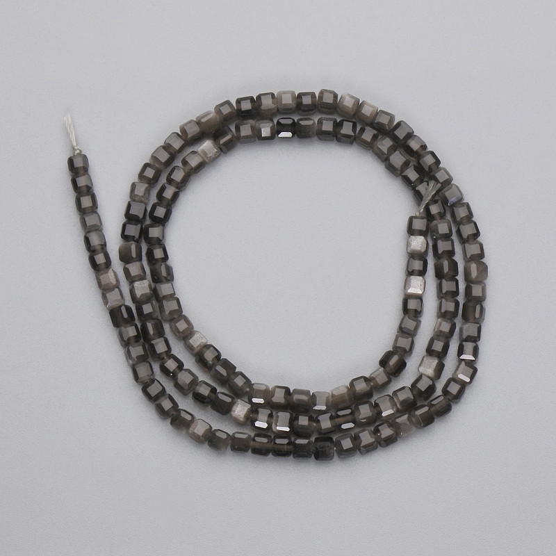 Koraliki srebrzystego obsydianu fasetowane kostki, średnica 3×3 mm, na nitce, długość 39 cm
