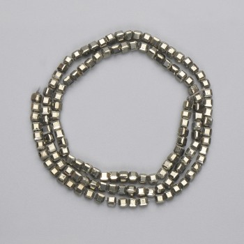 Koraliki pirytu fasetowane w kształcie kostek, średnica 3×3 mm ±, na nici, długość 39 cm+