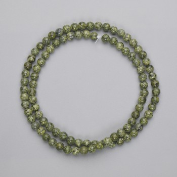 Koraliki serpentynitu – gładkie kule o średnicy 4–5 mm, nawleczone na żyłkę, długość 39 cm+
