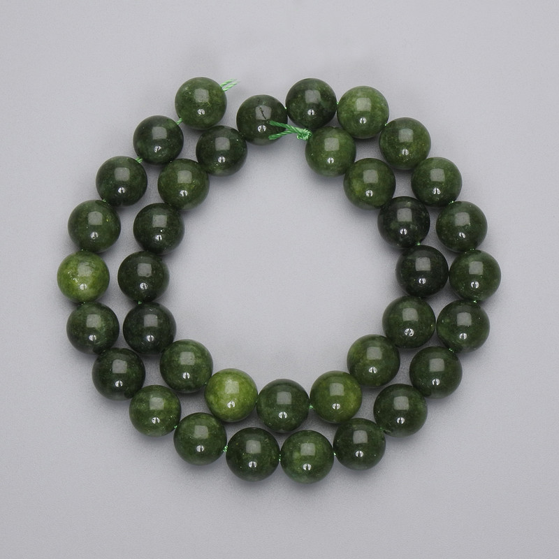 Koraliki jadeitu, gładkie kulki, średnica 10 mm ±, na nitce, długość 37 cm+
