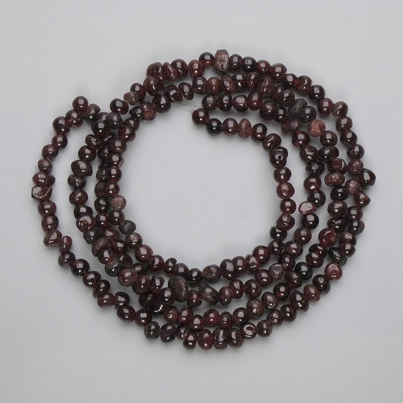 Koraliki granatu fasetowane, średnica 5–6,5 × 4–5 mm, na żyłce, długość 80 cm