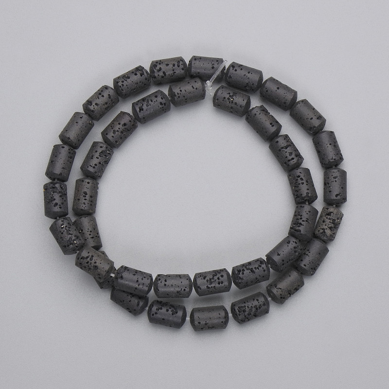 Koraliki z czarnej lawy wulkanicznej cylindryczne, 10×6 mm, na żyłce, długość około 38 cm
