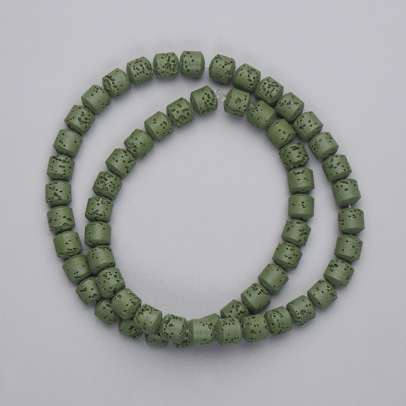 Koraliki z zielonej lawy wulkanicznej cylindryczne, średnica 6×6 mm, na żyłce jubilerskiej, długość 38 cm