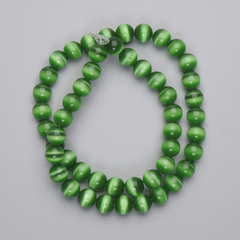 Koraliki zielone – „Kocie oko”, syntetyczne kamienie, gładkie kulki, średnica 8 mm, nawleczone na żyłkę, długość ok. 39 cm