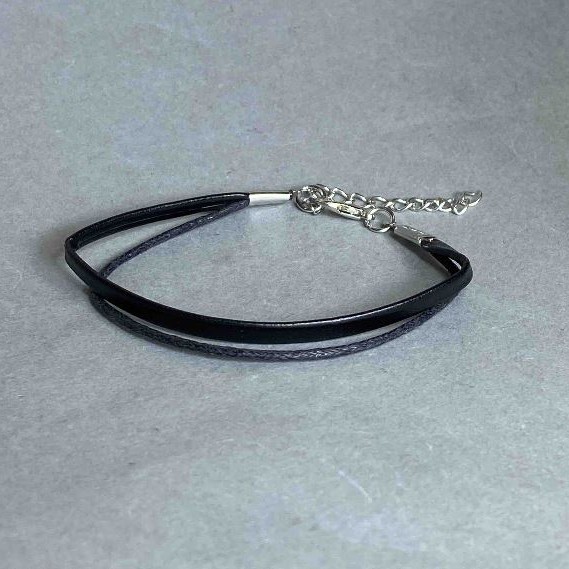 Bransoleta z czarnej ekoskóry, kolor czarny, długość 18 cm, przedłużający łańcuszek 5 cm