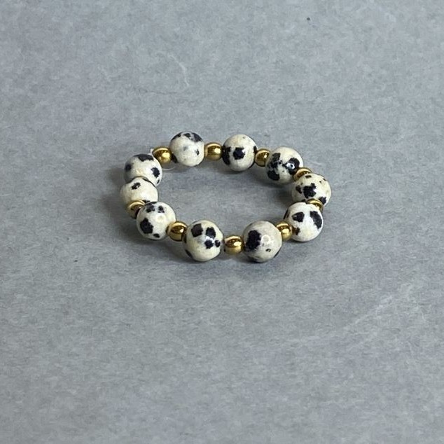 Pierścionek z jaspisu dalmatyńskiego – gładka kulka 4 mm ±, kulka hematytu 2 mm ±, na elastycznej nici