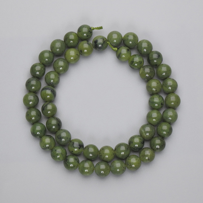 Koraliki jadeitu, gładka kulka, średnica 8,5 mm, długość 38 cm, na nici