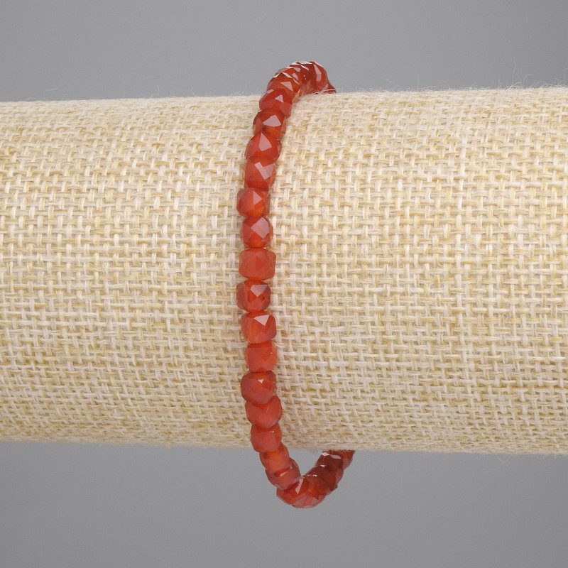Bransoletka z karneolu fasetowane kostki, 4×4 mm, długość 18 cm, na elastycznej nici
