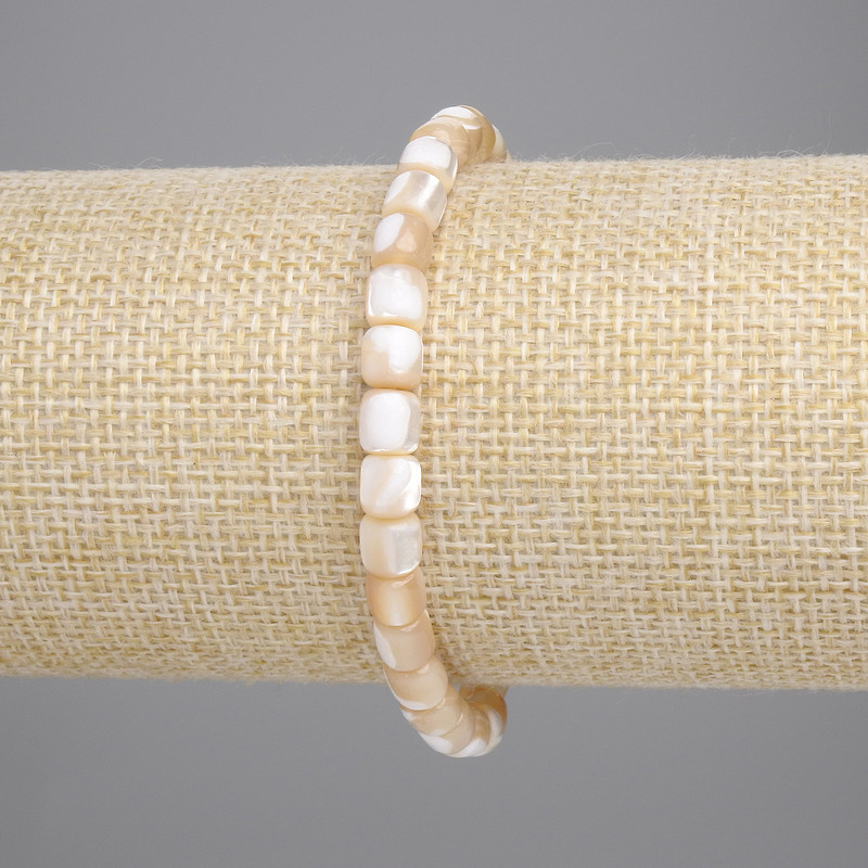 Bransoletka beżowa z masy perłowej, cylindryczne koraliki, średnica około 5×5 mm, długość około 18 cm, elastyczna