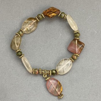 Bransoletka z chalcedonem kwadratowym, średnica 14 mm, owal 18×13 mm, rondel z jaspisu 6×3 mm, z metalowymi wstawkami, długość 18 cm, elastyczna