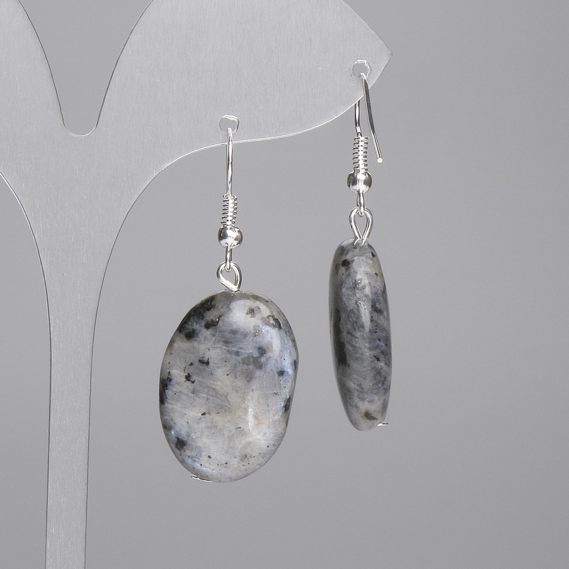 Kolczyki z laurvikitu owalne 25×18 mm, długość około 45 mm