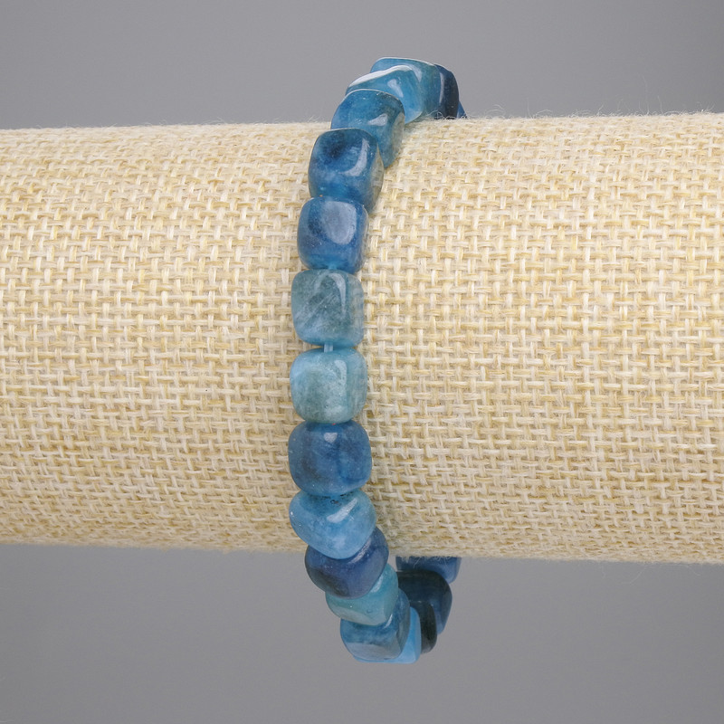 Bransoletka z apatytem w formie sześcianów 7×7 mm, długość około 18 cm, elastyczna