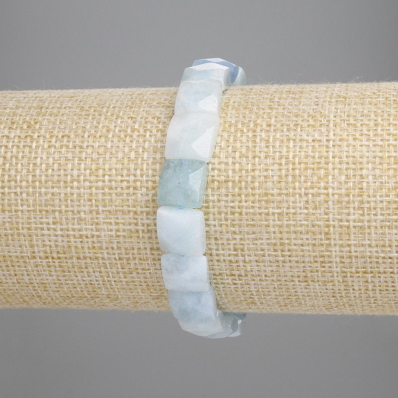 Bransoletka z fasetowanego akwamarynu w kształcie kwadratu, średnica 9–9,5 × 9 × 9,5 mm, długość 18 cm, elastyczna