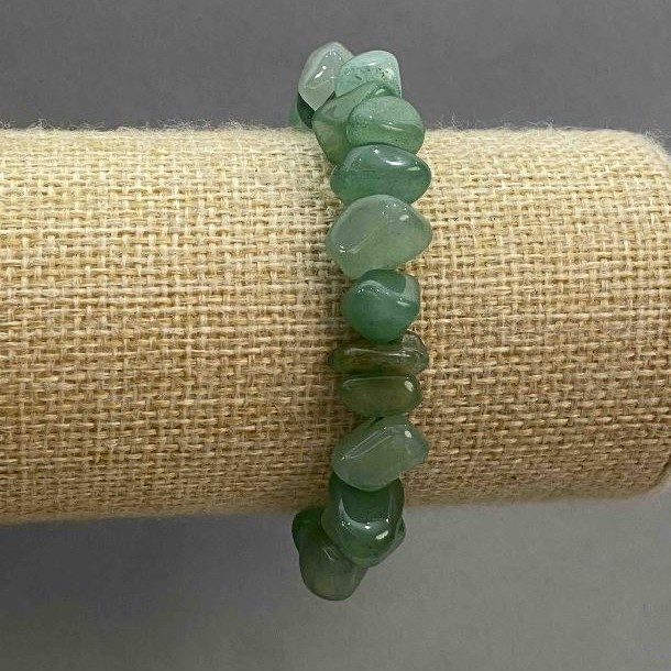 Bransoletka z nefrytu, galetowy kształt, 10–14×4–8 mm, długość około 18 cm, elastyczna