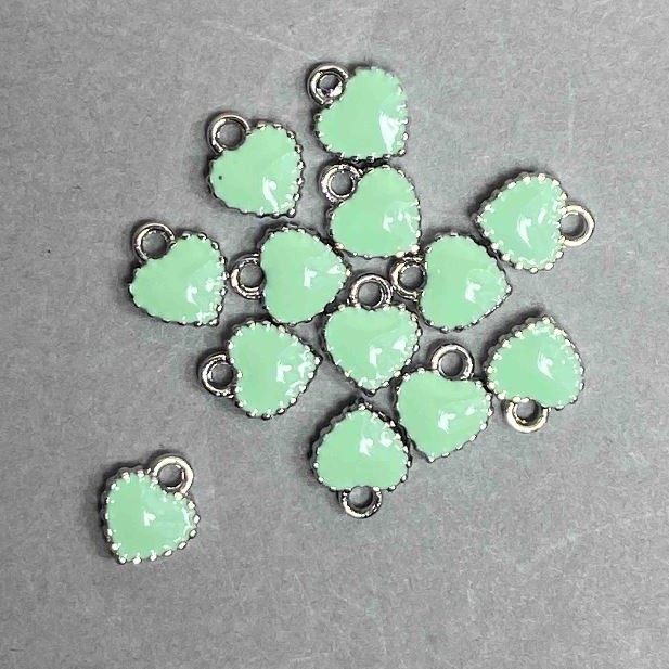 Zawieszka w kształcie serca, emaliowana na kolor sałatowy, metal srebrzysty, średnica 7×8 mm, opakowanie 13 szt.