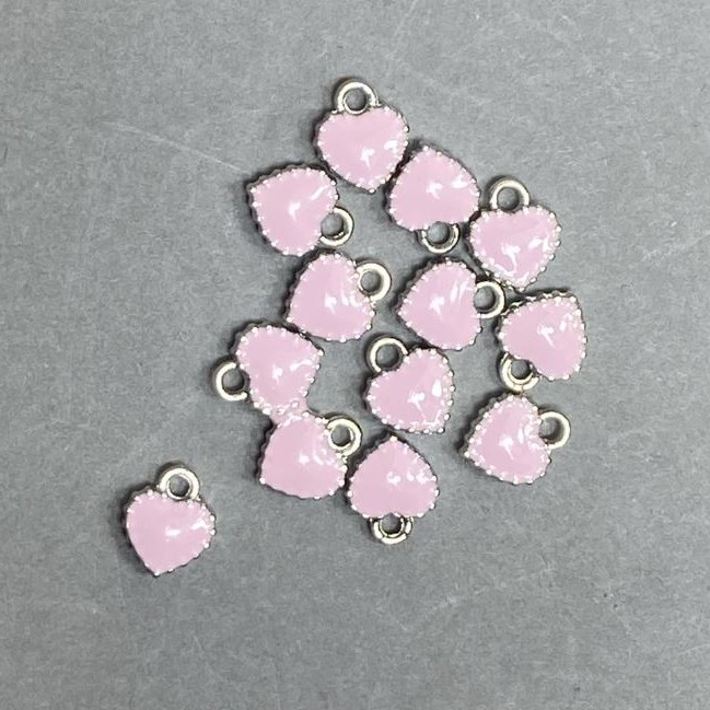 Wisiorek serce z różową emalią, metal srebrzysty, średnica 7×8 mm, opakowanie 13 szt.