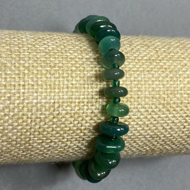 Bransoletka z zielonego agatu, fasetowane kuleczki, 9–11×3 mm ±, koraliki 3 mm ±, długość 18 cm ±, elastyczna baza