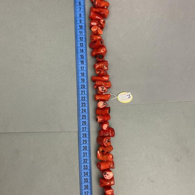 Koraliki naturalnego korala, fasetowane, różne rozmiary, średnica od 12×10 do 30×12 mm, waga ok. 261 g, długość 40 cm ± na żyłce