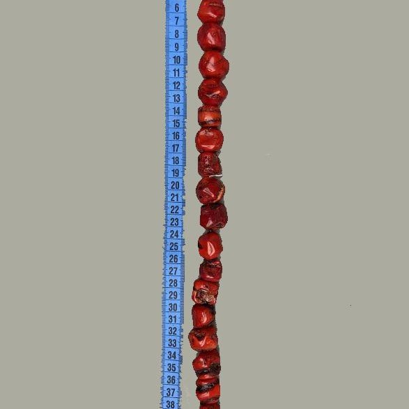 Koraliki z naturalnego koralu, fasetowane, w asortymencie rozmiarów, średnica od 12–20 × 18–24 mm, masa ok. 258 g, długość 42 cm ± na żyłce