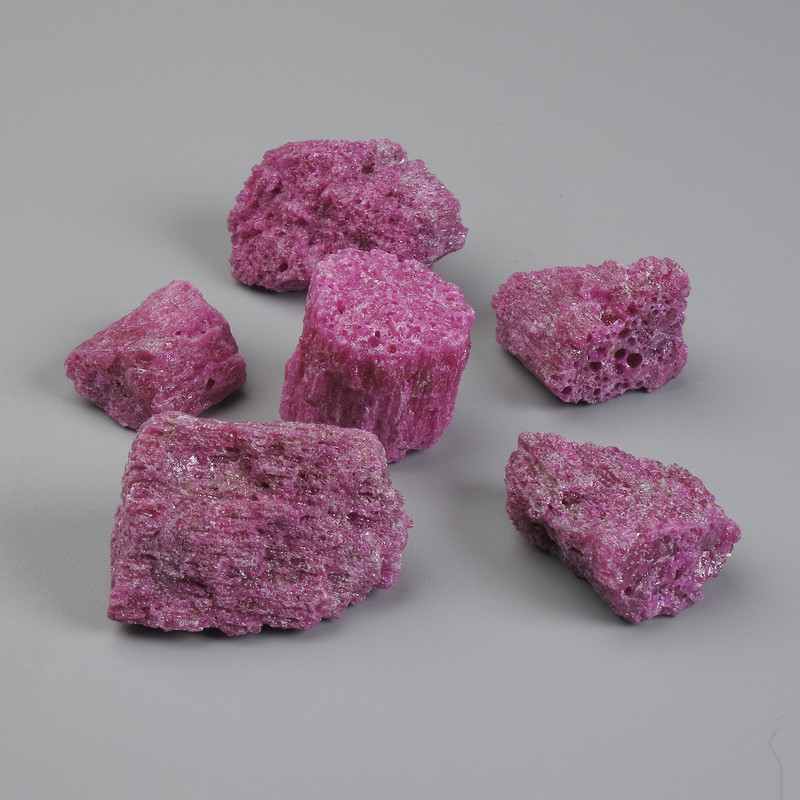 Rubin korund naturalny nieobrabiany, wymiary 29–34×16–25×13–18 mm ± (rozmiar asortymentowy) (Cena za 100 g)