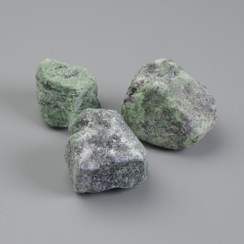 Zoizyt naturalny nieobrobiony kamień, wymiary 24-39×24-26×26-30 mm ± (różne rozmiary) (Cena za 100 g)