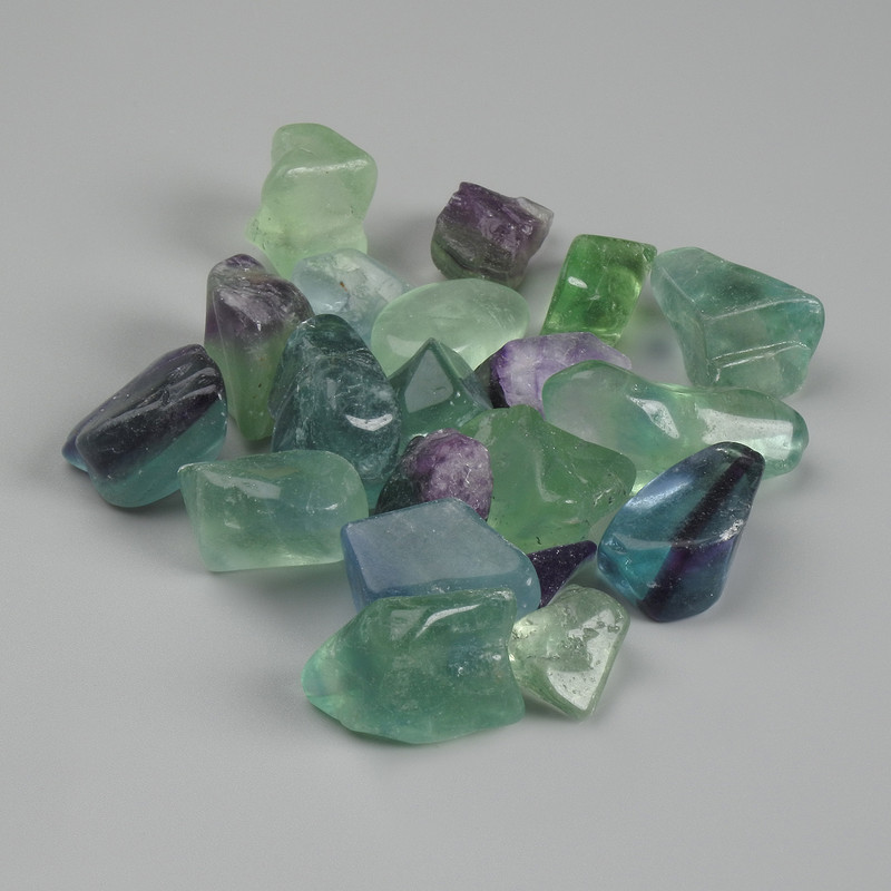 Fluoryt naturalnie obrobiony kamień, wymiary 15-35 × 9-18 × 9-13 mm ± (różne rozmiary) (Cena za 100 g)