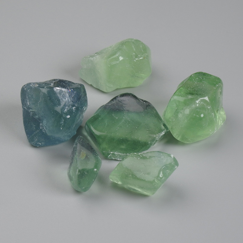Fluoryt naturalnie obrabiany kamień, średnica 20-40×14-25×10-20 mm ± (asortyment rozmiarów) (Cena za 100 g)