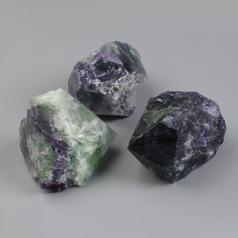 Fluoryt naturalny nieobrobiony kamień, wymiary 55-60 × 45-55 × 37-45 mm ± (asortyment rozmiarów) (Cena za 100 g)